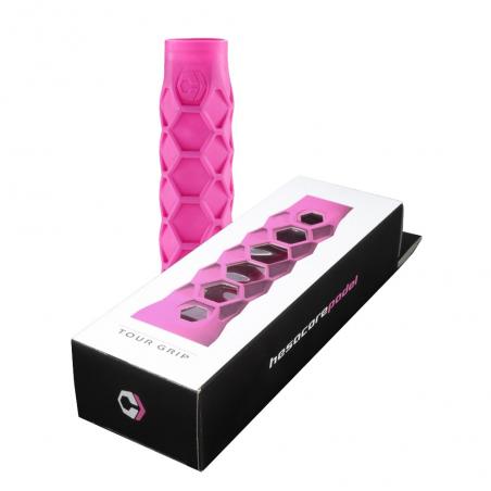 Compra el Grip Hesacore en talla XS  y color rosa de la marca Bullpadel un accesorio que nos ayudará a coger mejor la pala para así evitar lesiones en el futuro