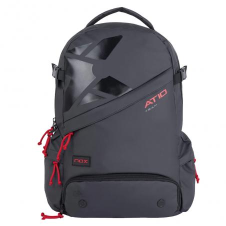 Compra la mochila AT10 Team black red de Nox que se ha diseñado con un bolsillo interior en el que puedes guardar la pala y otro con ventilación de zapatillas