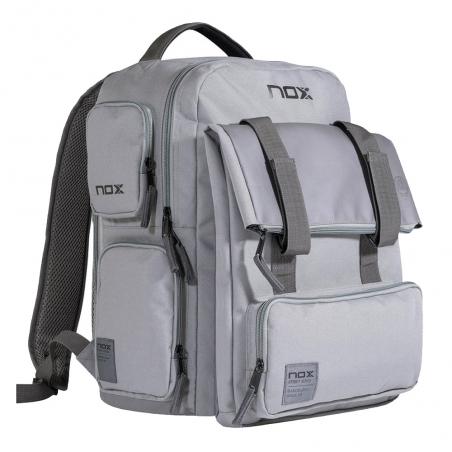 Compra la mochila Street Pack de la firma Nox diseñada con una gran cantidad de compartimentos y bolsillos para que puedas transportar todos tus materiales 